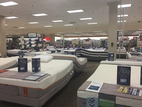 640px-Colchones_en_Sears_Ridgedale_Mall_MN_(33036134000)