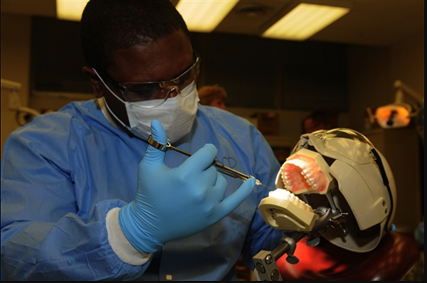 Especialista dental del ejército MOS 68E