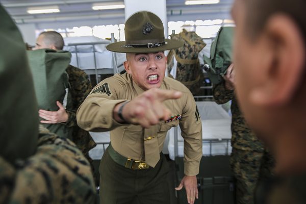 Los instructores de perforación dan "instrucciones" claras