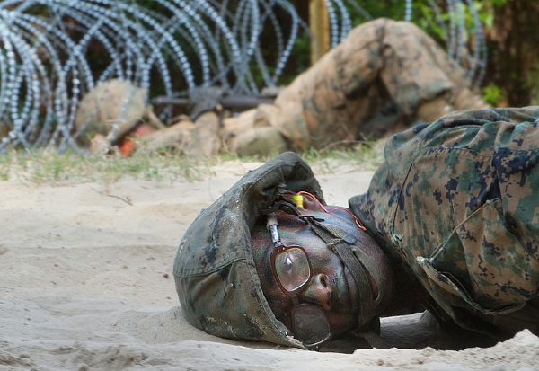 Recluta marina arrastrándose por la arena durante el crisol en Parris Island