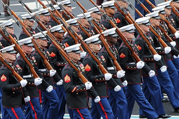 Los infantes de marina de la Guardia de Honor del Cuerpo de Marines de EE. UU. marchan por Pennsylvania Avenue durante la 58ª inauguración presidencial en Washington, DC