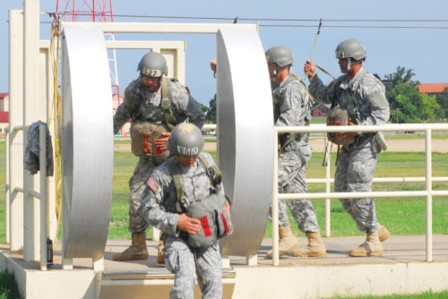 Simulacro de puerta de avión en la escuela Airborne