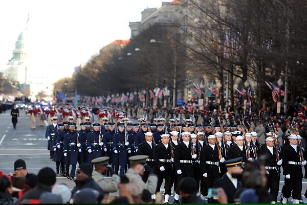 La Guardia Ceremonial, con la Guardia de Honor de la Fuerza Aérea de los Estados Unidos y el 3.er Regimiento de Infantería de los Estados Unidos (La Vieja Guardia) durante un desfile inaugural.