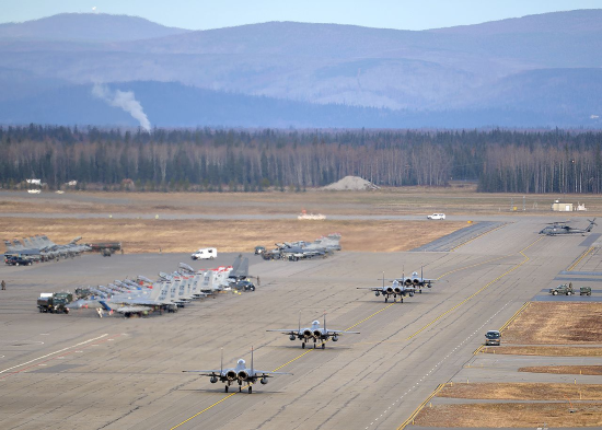 bob ross sirvió en la Base de la Fuerza Aérea Eielson durante la mayor parte de su carrera militar