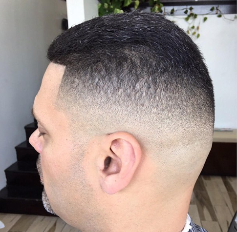 corte de cepillo con corte de pelo militar degradado