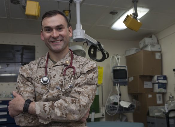 médico del cuerpo de marines posa para la fotografía
