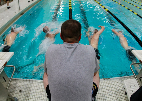 prueba de natación del campo de entrenamiento de la marina