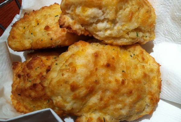 galletas de la bahía de queso cheddar y langosta roja