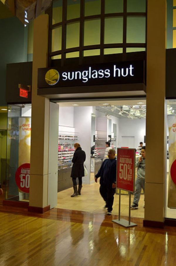 397px-SunglassHutVaughanMills-DIluminación