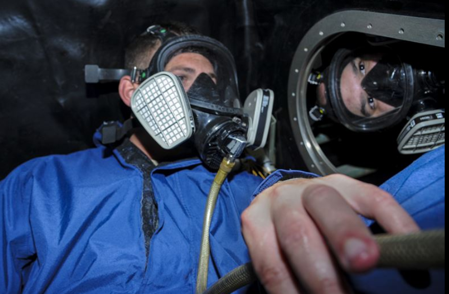 Especialista en sistemas de combustible de aeronaves de la Fuerza Aérea