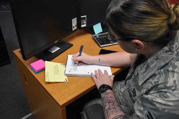 Airman escribe cartas de campo de entrenamiento a los reclutas en Lackland AFB