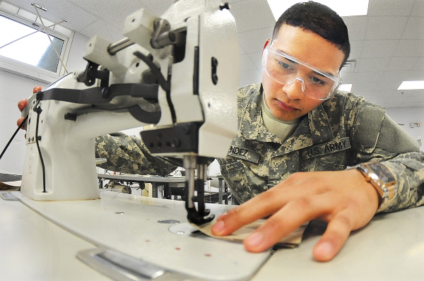 Especialista en la ropa de ducha y reparación de ropa del ejército MOS 92s