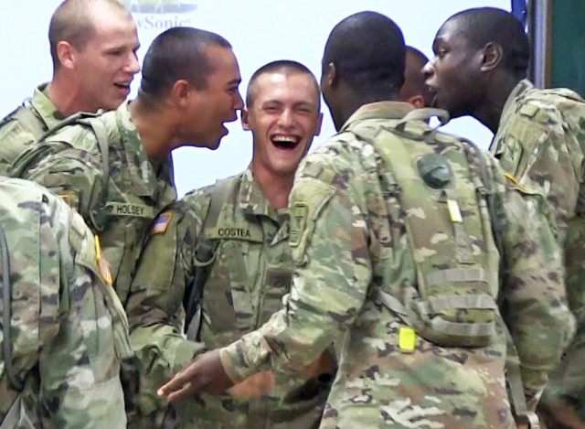 Convertirse en parte de un equipo en Fort Sill Army Basic Training