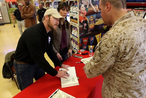 Chris Kyle firmando una copia de su libro - American Sniper