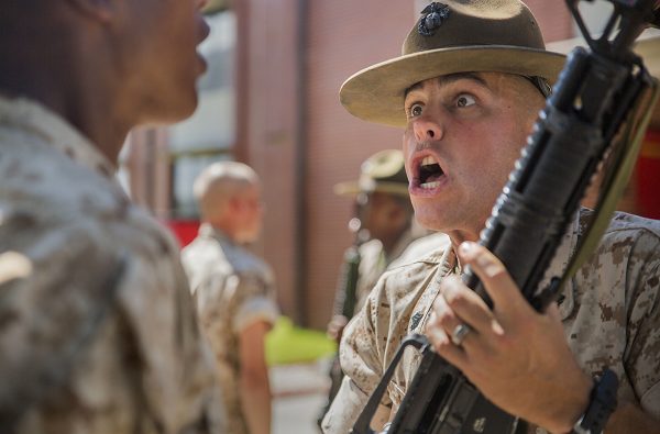 Drill Instructor inspecciona y disciplina a los reclutas