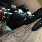 Política de tatuajes de la marina