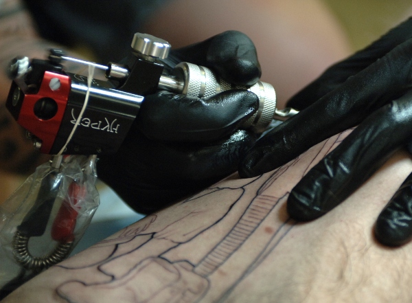 Política de tatuajes de la marina