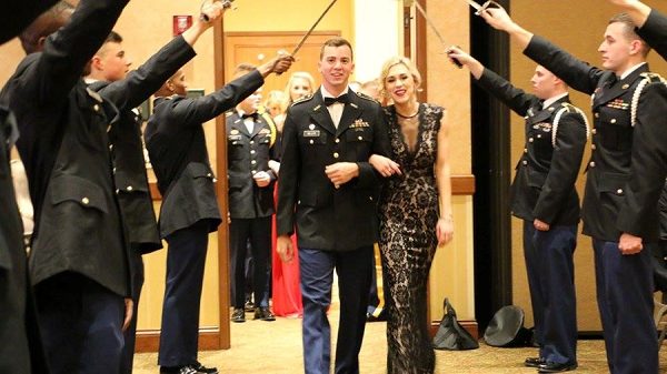 Los programas del ROTC también organizan bailes militares