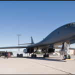 un mantenimiento de aviones de reabastecimiento/bombardero en el trabajo