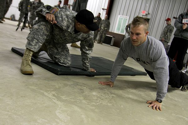 Soldado haciendo flexiones del ejército durante una prueba de condición física