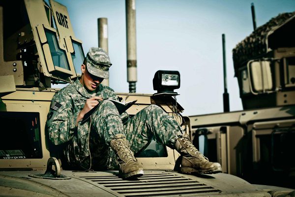 Soldado escribiendo una carta a casa