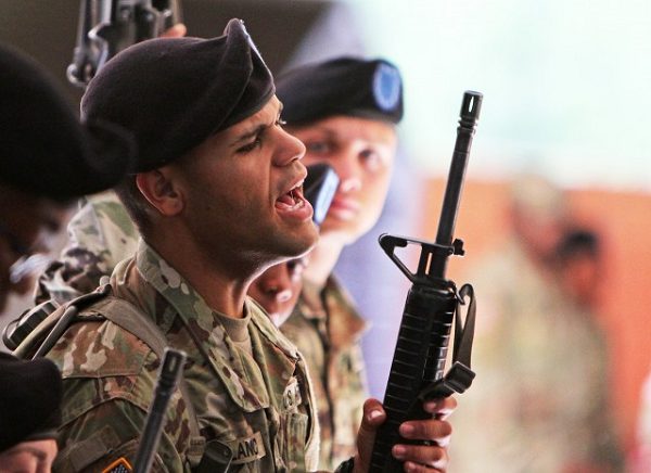 Aprendices durante la fase azul en el Entrenamiento básico del Ejército de Fort Sills