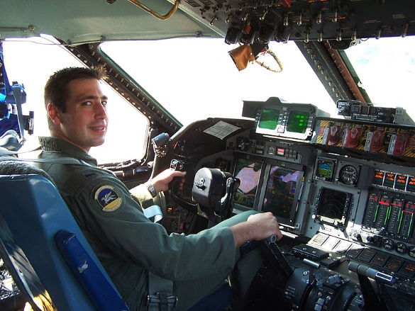 piloto de la fuerza aérea en cabina