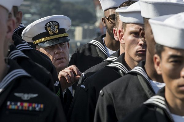 ¿Qué hacer con los viejos uniformes militares de gala azul?
