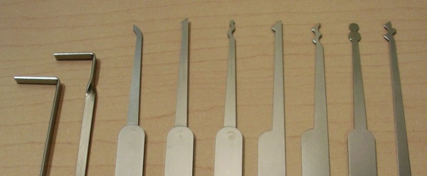 Ejemplos de herramientas para forzar cerraduras utilizadas durante la formación SAD
