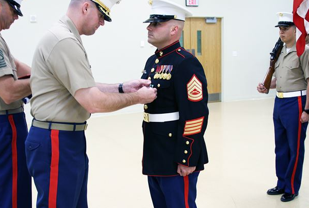 ceremonia de retiro del sargento de artillería marina