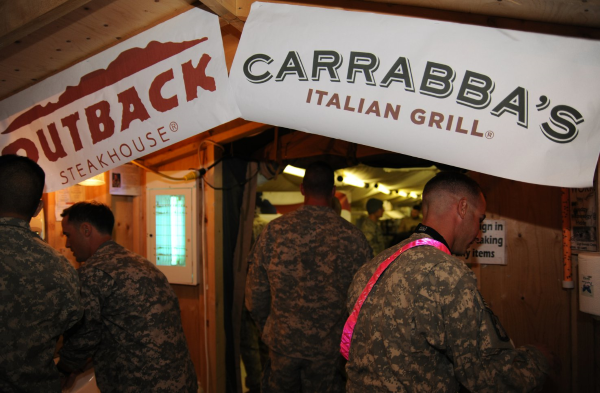 Outback Steakhouse también ha proporcionado bistecs gratis a miembros militares en el pasado.
