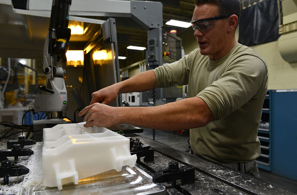 Especialista en tecnología de metales de la Fuerza Aérea