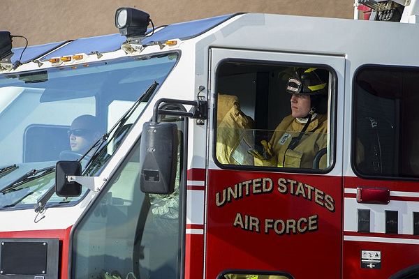 bombero de la fuerza aérea en el trabajo