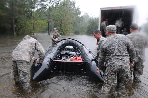 Las fuerzas especiales de la Guardia Nacional de Mississippi rescatan a civiles después de un huracán