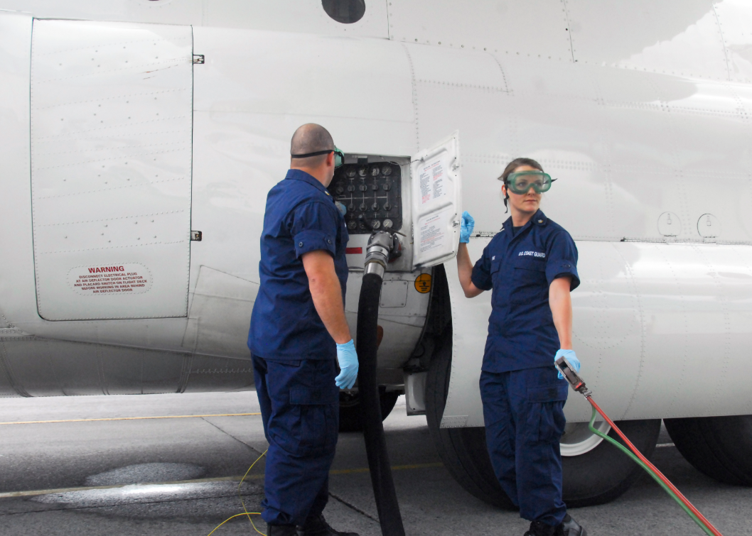 un técnico eléctrico de aviónica en el trabajo