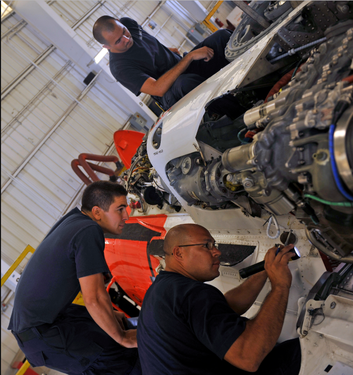un técnico de mantenimiento de aviación en el trabajo