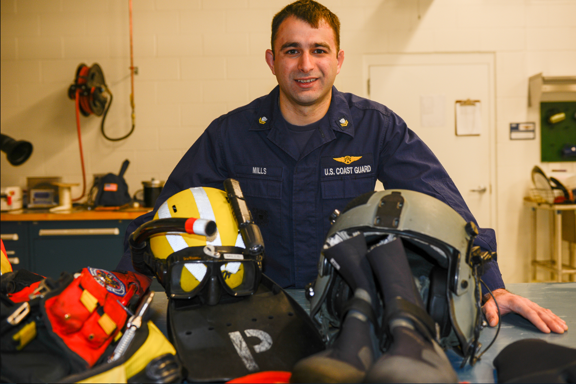 un técnico de supervivencia de aviación en el trabajo