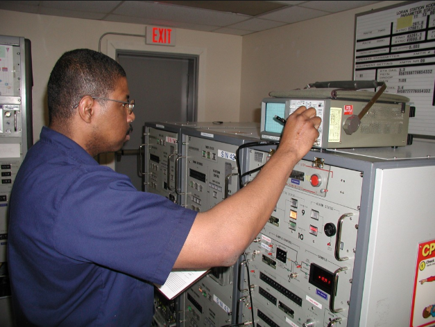 un técnico electrónico en el trabajo