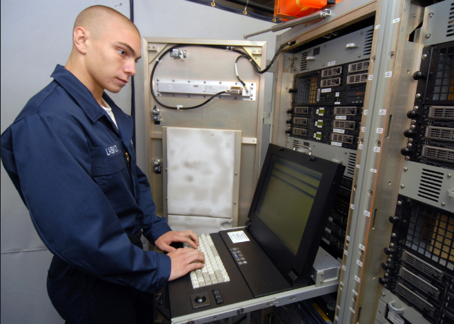 un técnico de sistemas de información en el trabajo
