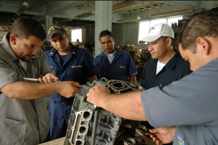 un técnico de maquinaria en el trabajo