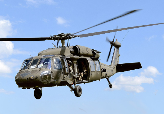 UH-60 Black Hawk es un tipo popular de helicóptero militar