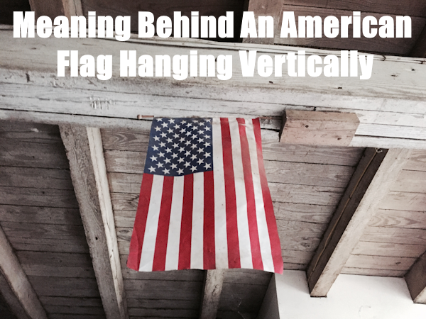 bandera americana colgando verticalmente
