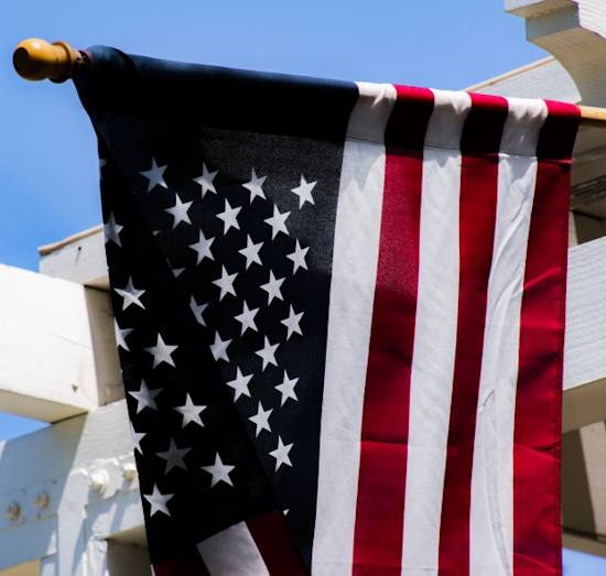 bandera americana colgando verticalmente