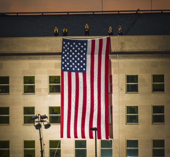 colgando la bandera americana verticalmente
