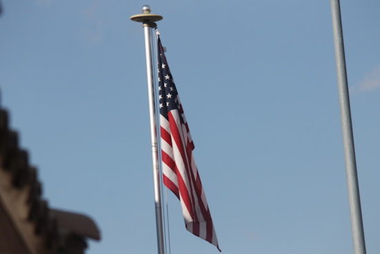 como colgar la bandera americana verticalmente