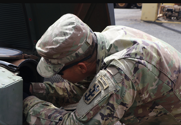 mecánico de vehículos con ruedas del ejército MOS 91B