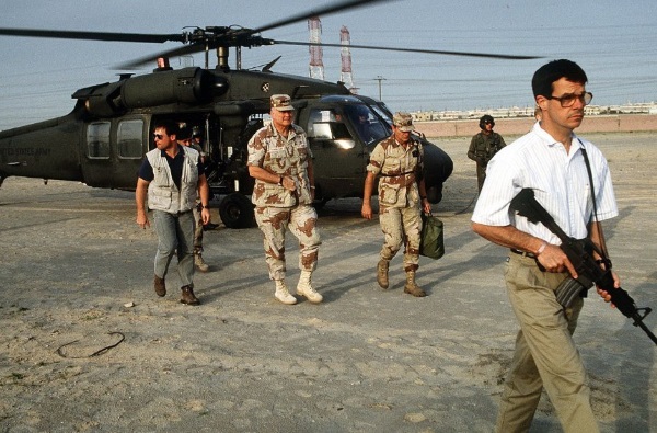 Los operadores de Delta Force escoltan al general Schwarzkopf - Guerra del Golfo de 1991