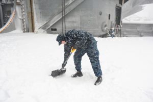 marina y palear nieve