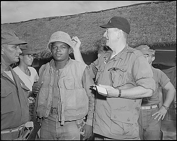 John Wayne visita Vietnam
