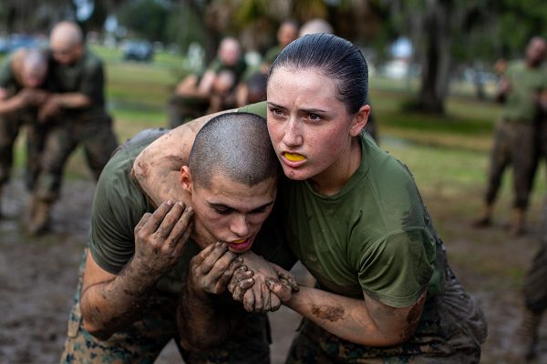 Sesión de entrenamiento del Programa de Artes Marciales del Cuerpo de Marines